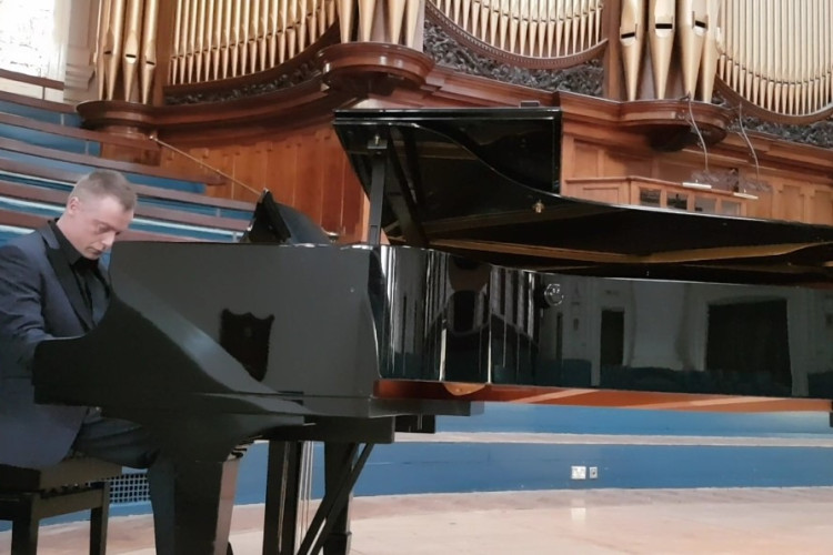 Lee Smallman Pianist organ