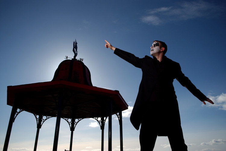 Supreme Robbie Hireaband copyright2