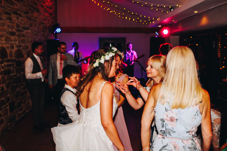 Buskers & Sons wedding entertainment with the bride and guests dancing