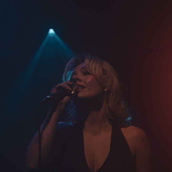 the honey party band singer live vocals blue spotlight